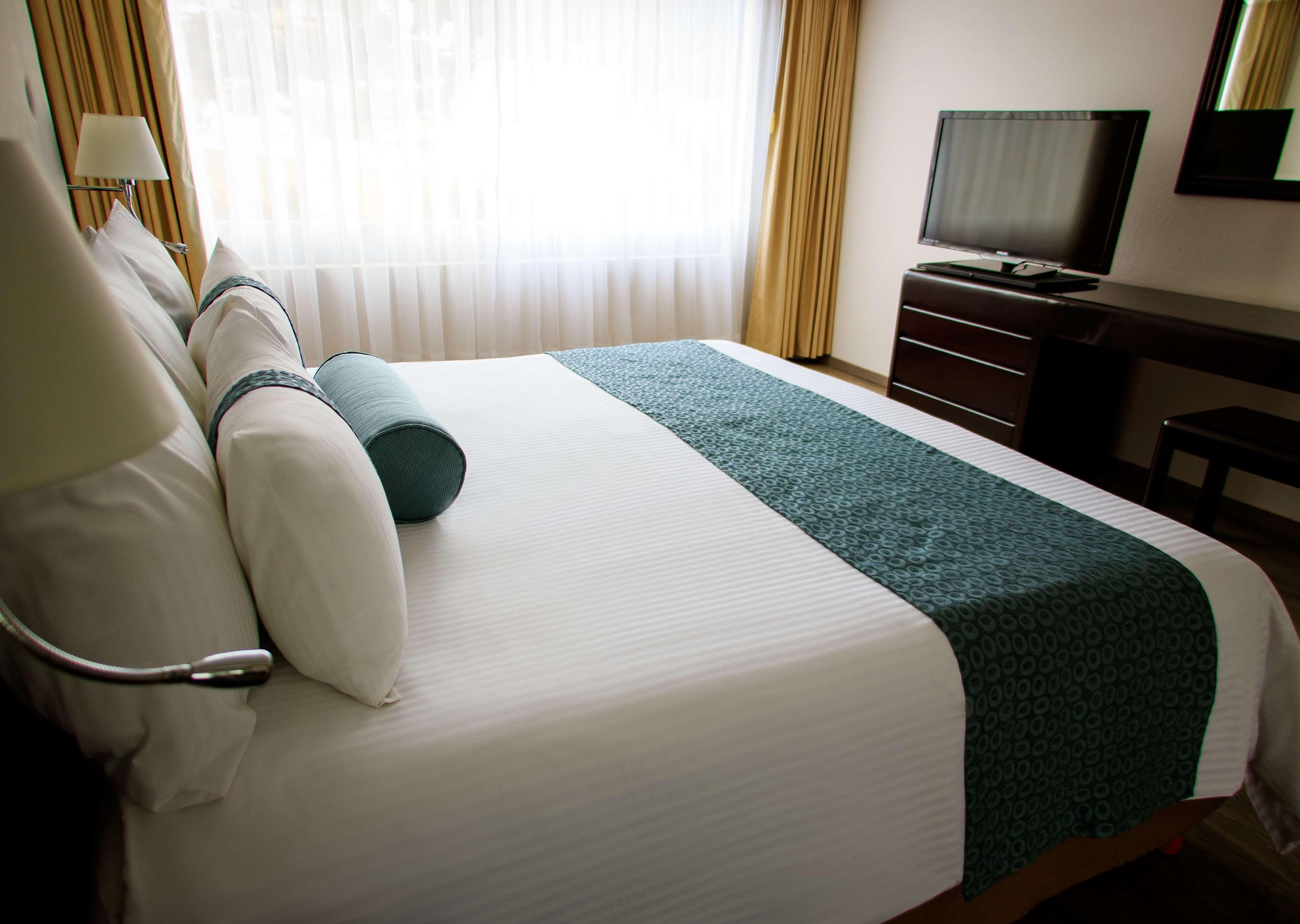 Grand Cantalagua Hotel Morelia, BW Signature Collection Экстерьер фото A bed runner