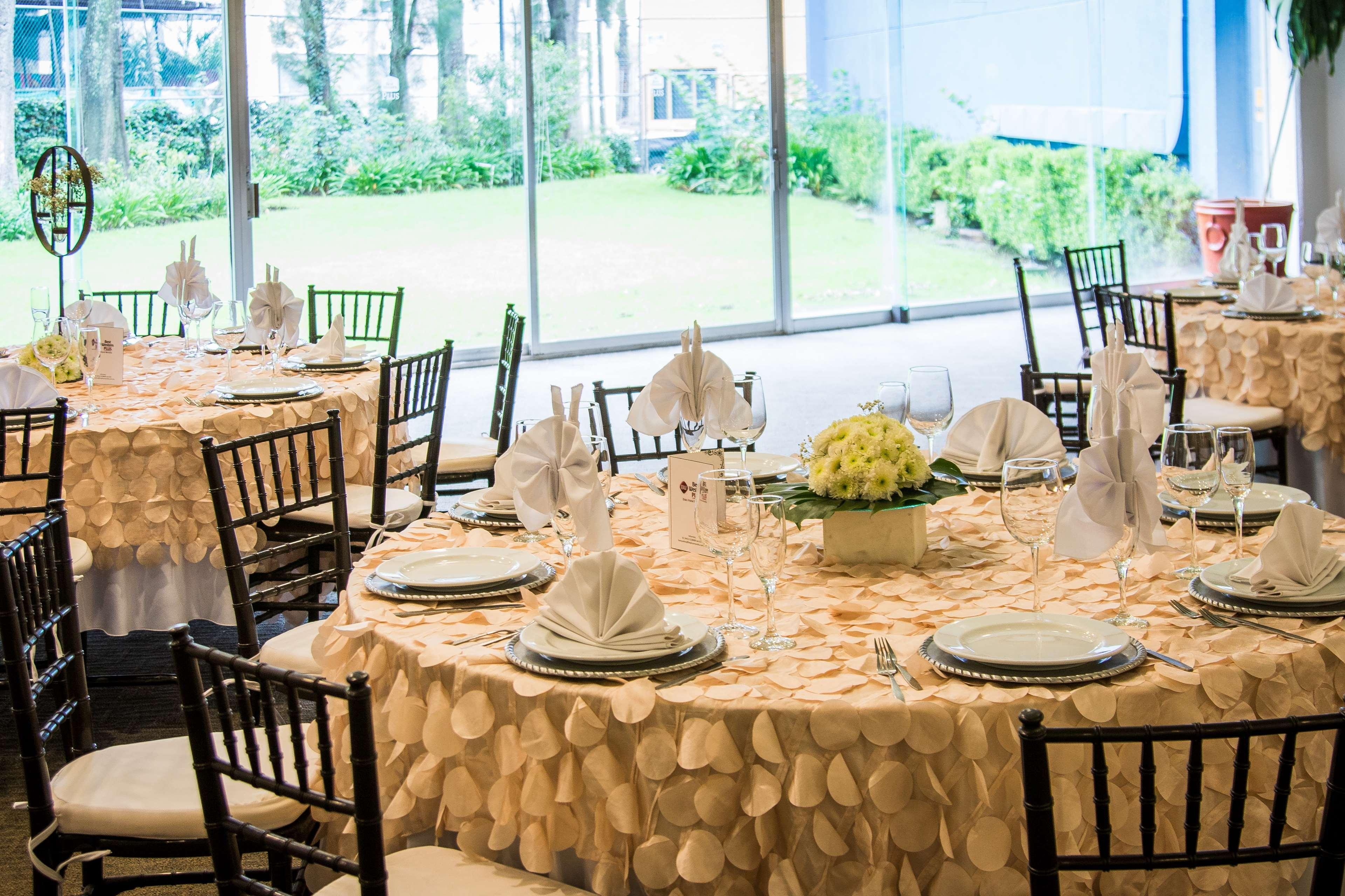 Grand Cantalagua Hotel Morelia, BW Signature Collection Экстерьер фото A table set for a formal dinner