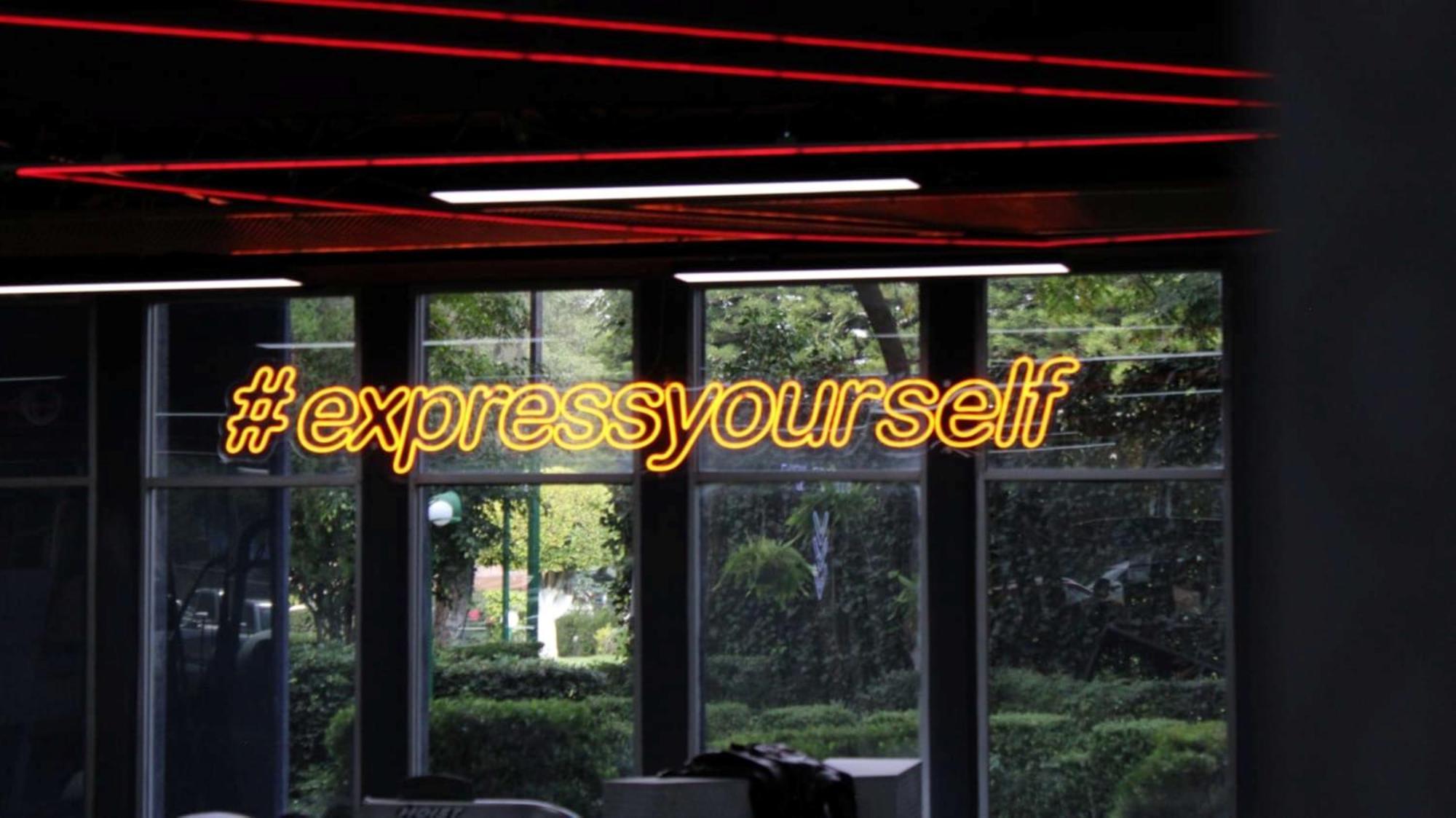 Grand Cantalagua Hotel Morelia, BW Signature Collection Экстерьер фото #expressyourself neon sign at the 2013 MTV Video Music Awards